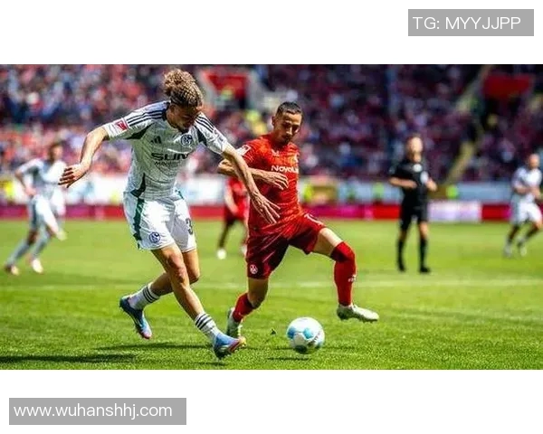 足球场上的铁血猛兽：强壮型球星如何主宰比赛与对抗对手